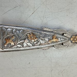 Lote siguiente: Elegante Boquilla de Tabaco "FALCHA" en Metal Cincelado con Apliques Dorados