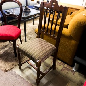 Sillón de Comedor Estilo Clásico con Tapizado Rojo y Rayado - imagen 2