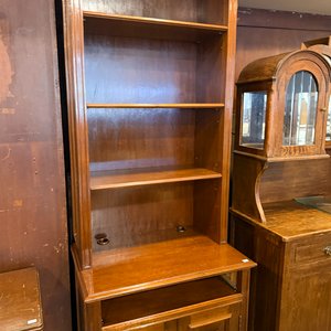 Lote anterior: Estantería de madera estilo clásico con puertas inferiores