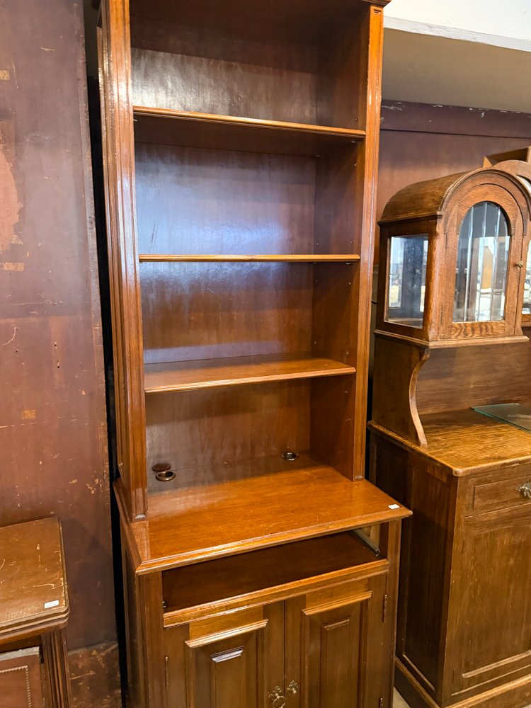 Estantería de madera estilo clásico con puertas inferiores