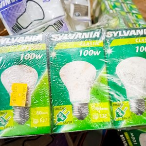 Lote: 77 lamparas R63 75 w , 100 lamparas tipo vela 40w, 37 lamparas 75w E27, 80 lámparas  de 40 y 100 w, 30 dicroicas 35 w - imagen 6