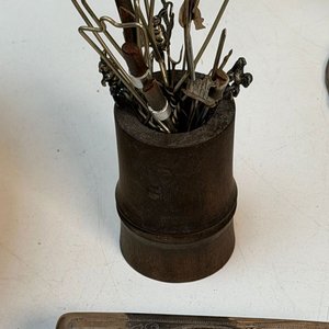 Lote Variado: Candelabros de Bronce, Joyeros Plateados y Utensilios - imagen 14