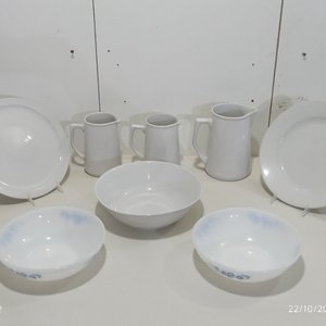 Set de 8 Piezas de Cerámica y Vidrio Blanco: Jarras, Platos y Bowls Decorados - imagen 2