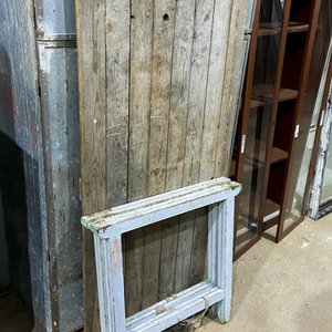 Lote siguiente: Tres piezas: dos caballetes de madera color gris 80 x 80 cm y tapa de madera 173 x 82 cm