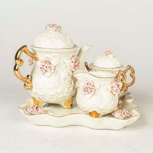 Lote siguiente: Set de Porcelana Blanca con Flores Rosas en Relieve y Bordes Dorados
