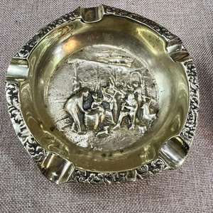 Par de Ceniceros Antiguos de Bronce con Relieve Figurativo - imagen 6
