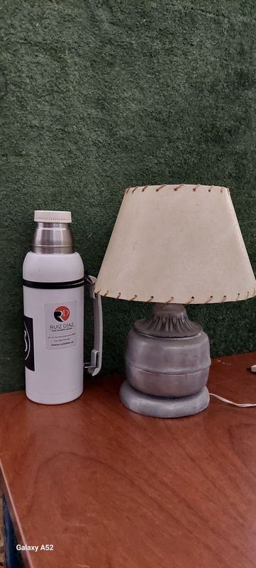 Lámpara de mesa con base de metal y sombra blanca - imagen 5