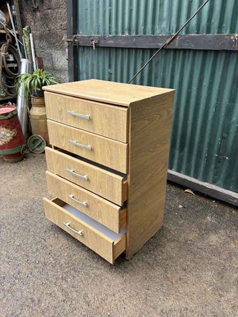 Cajonera de madera clara con 5 cajones