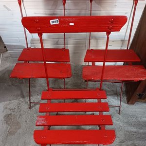 Lote de Tres Sillas Plegables Antiguas Rojas de Metal y Madera - imagen 3
