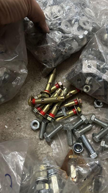 Gran cantidad de tornillería y anclajes en buen estado - imagen 5