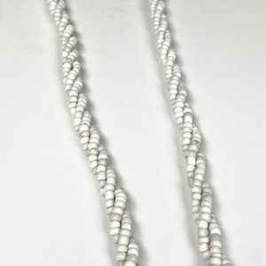 Collar de Mostacillas Blancas y Nácar con Detalle Floral - imagen 4