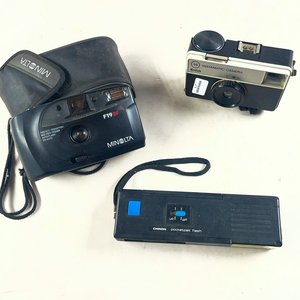 Lote de 3 Cámaras Fotográficas: Minolta, Kodak Instamatic y Chinon Flash - imagen 2