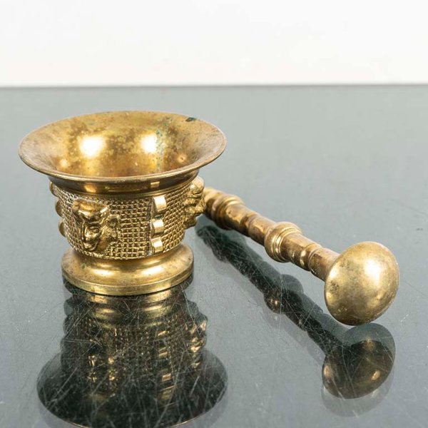 Mortero de Bronce con Mano y Detalles Escultóricos - imagen 1