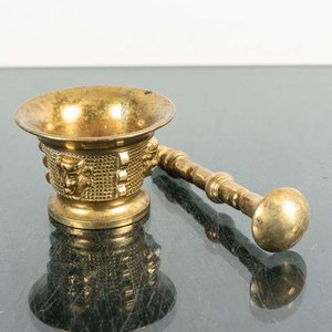 Mortero de Bronce con Mano y Detalles Escultóricos - imagen 1