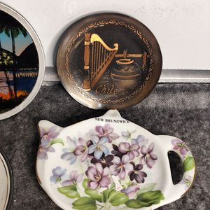 Set de 7 platillos decorativos de bronce y porcelana - imagen 2