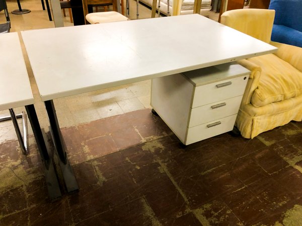 Escritorio Blanco con Cajonera Metálica