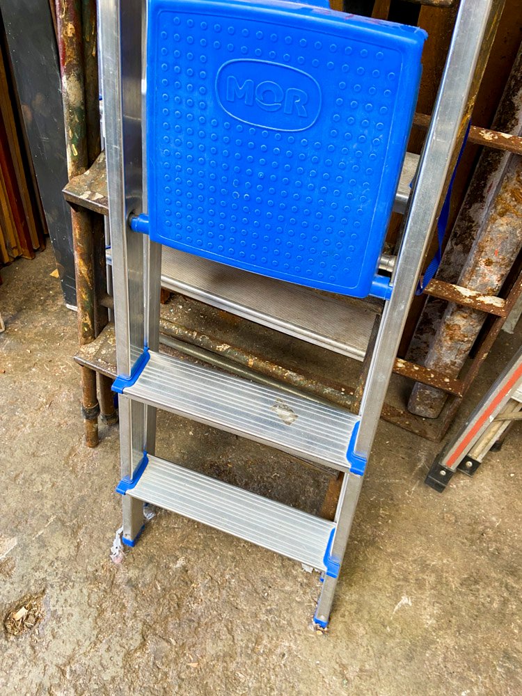 Escalera de aluminio dos escalones con pvc color azul - imagen 3