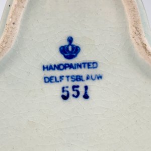 Pastillero Holandés de Cerámica Triangular Azul y Blanco con Molino - imagen 3