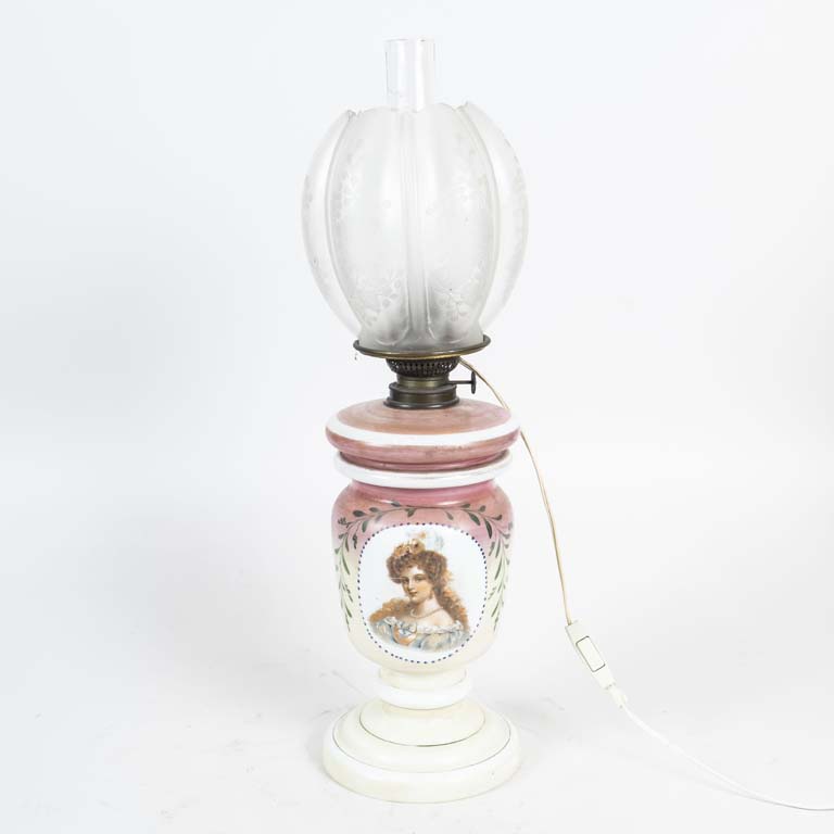 Lámpara keroseno opalina decorada dama con tubo y fanal - imagen 1