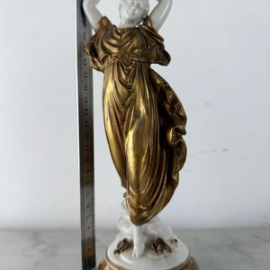 Lote siguiente: Figura Clásica Capodimonte Original Siglo XIX con Detalles Dorados