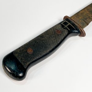 Cuchillo tipo militar con cabo de plástico negro y hoja oxidada - imagen 2