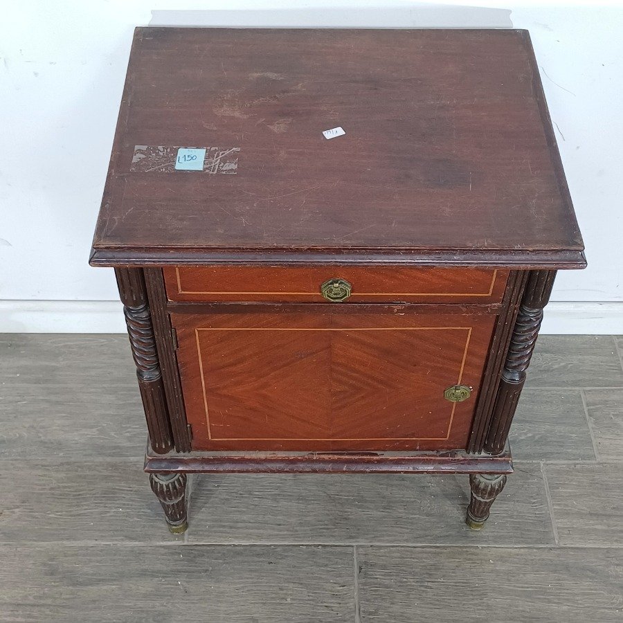 Mesa de luz en madera estilo inglés con cajón y puerta - imagen 3