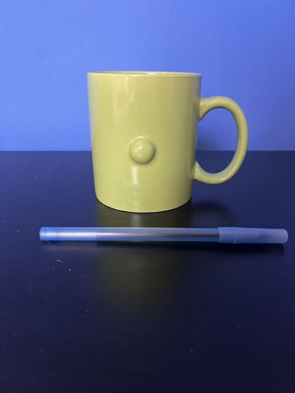 Taza Ceramica Verde con Detalle Tipo Nariz - imagen 2