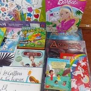 Lote de Libros Infantiles y Sombreros de Cumpleaños Temáticos Disney - imagen 7