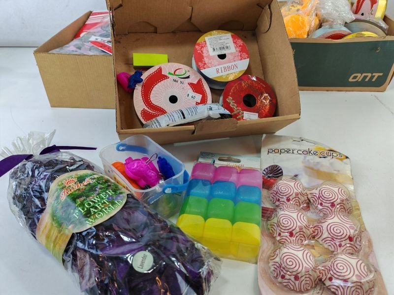 Lote de Bazar y Papelería: Sobres, Pirotines, Art. Tocador y más - imagen 4