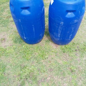 Dos Tanques Plásticos Azules de 200 Litros con Tapa Rosca Negra - imagen 3
