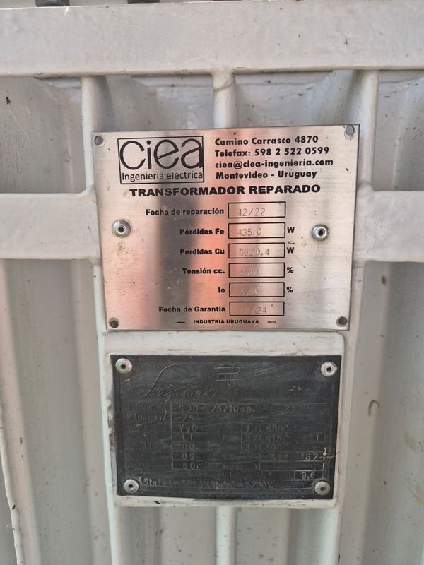 Transformador eléctrico blanco de 1,40 metros de altura, 0,90 metros de ancho y 0,55 metros de espesor - imagen 4