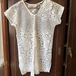 Lote de 3 Prendas: Camisón Estampado, Camisón Satinado Crudo y Blusa de Encaje Blanca - imagen 9