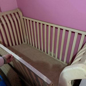 Cuna Convertible de Madera: Cama, Sillón y Escritorio con Colchón - imagen 2