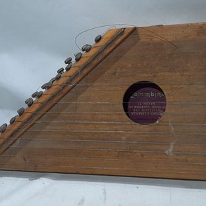 Lote anterior: Auténtica "Colombina" Instrumento Musical con Cuerdas
