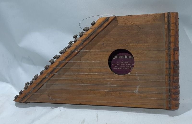 Auténtica "Colombina" Instrumento Musical con Cuerdas