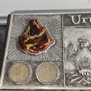 Caja de Madera con Tapa Metálica Decorada "Uruguay" y Monedas - imagen 4