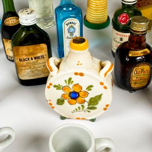 Catorce botellitas coleccion y seis jarritos cerámica mauá - imagen 3