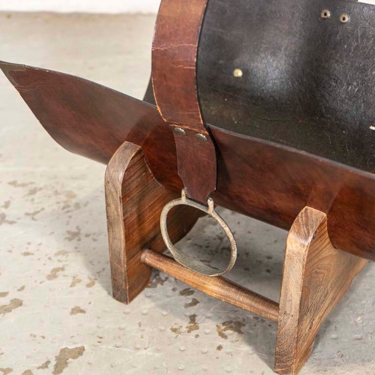 Revistero rústico de madera y cuero con apliques metálicos - imagen 2