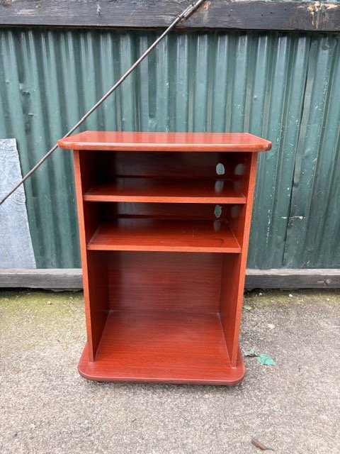 Mesa de TV de madera color caoba con estantes