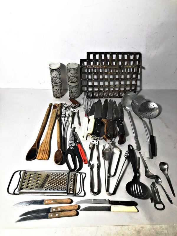 Lote de Utensilios de Cocina: Cuchillos, Cucharas, Rallador y Más - imagen 1