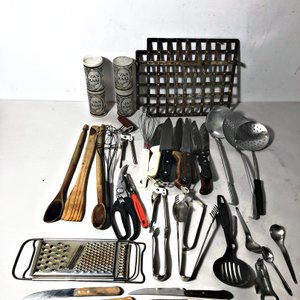 Lote siguiente: Lote de Utensilios de Cocina: Cuchillos, Cucharas, Rallador y Más