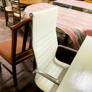 Escritorio Blanco con Cajonera y Silla de Oficina Giratoria - imagen 2