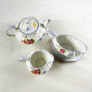 Juego de Loza Blanca Floral: Tetera, Lechera y Salsera con Plato - imagen 2