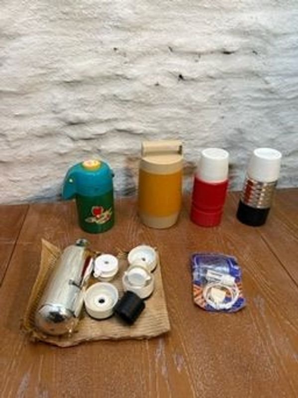Gran lote de termos y accesorios para calentar agua - imagen 1
