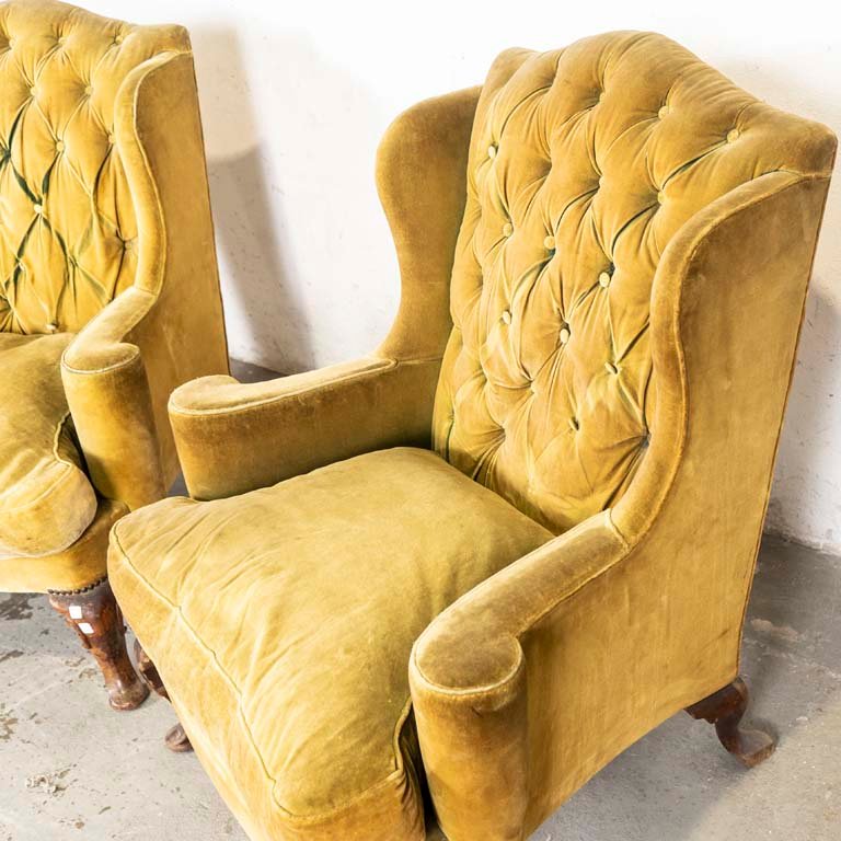 Sillones Chippendale con patas talladas y tapizados capitoneados - imagen 3