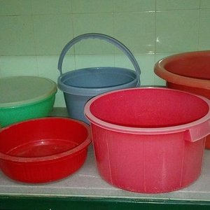 Lote de Plásticos: Tupper Grande, 2 Latones, 2 Palanganas y Balde - imagen 2