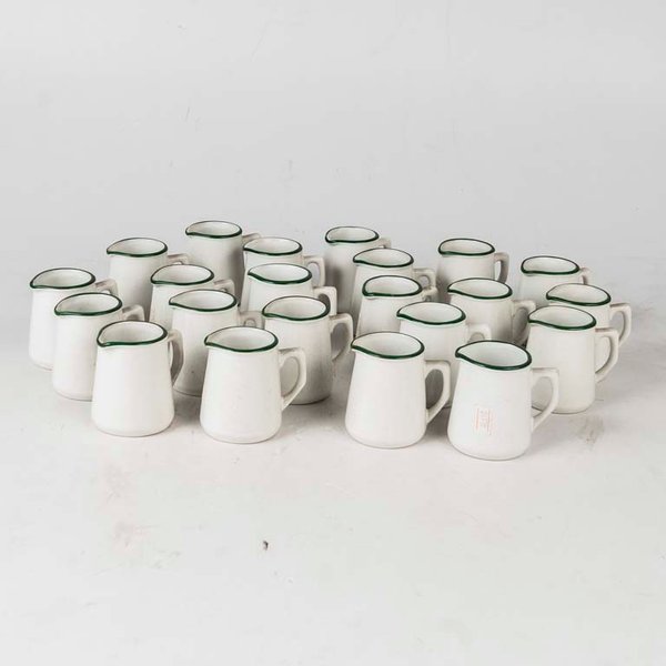 24 Lecheritas de loza Olmos, blanco con borde verde. Medidas: 6x8 cm