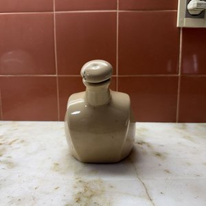 Decantador Cerámico Beige Diseño Clásico con Asa y Tapón - imagen 4