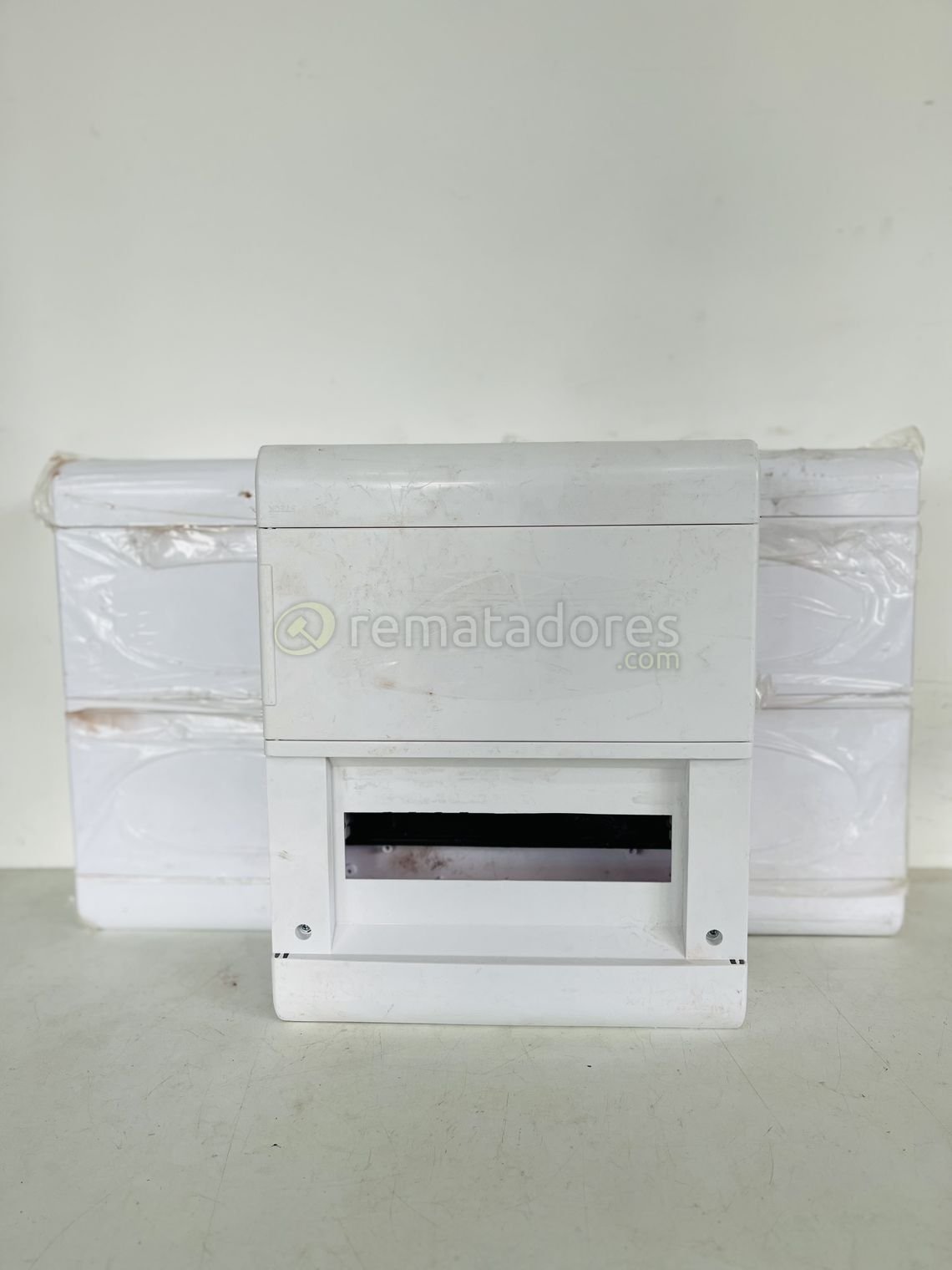 Caja de Distribución Eléctrica Blanca