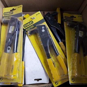 Lote siguiente: 12 Remachadoras Stanley Tipo Pop con Accesorios